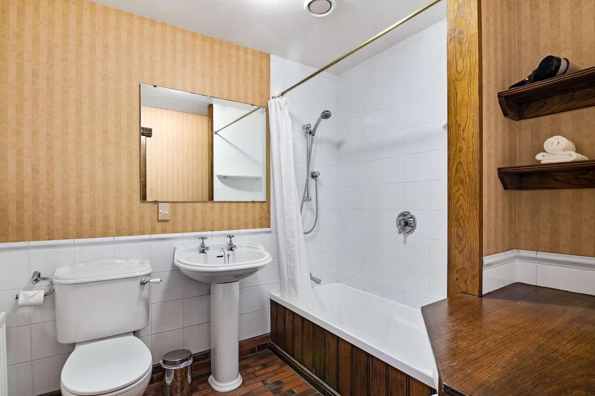 The Honest Lawyer, Ascend Hotel Collection Нелсън Екстериор снимка